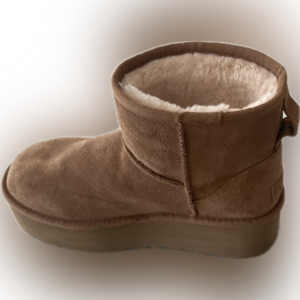 UGH Mini Platform women’s size 8

Worn once